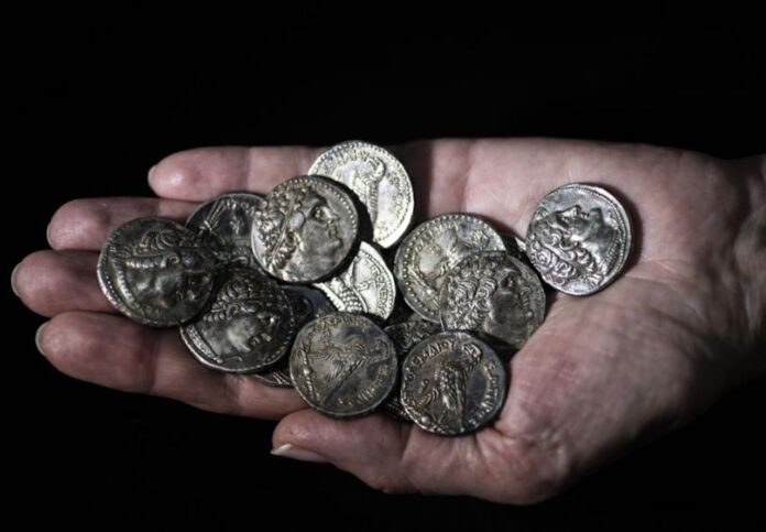 2.200 Jahre alter Silbermünzenfund in der Wüste von Judäa. Foto Shai Halevi/Israel Antiquities Authority