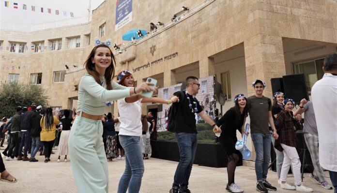 Neueinwanderer in Israel tanzen in Jerusalem. Foto Zug Productions / Jewish Agency