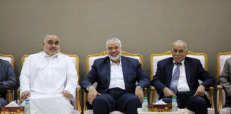 Der Hamas-Führer, Ismail Haniyeh, besucht die palästinensische Sport- und Mediendelegation bei der Fussballweltmeisterschaft in Doha, Katar am 13. Dezember 2022. Foto IMAGO / APAimages