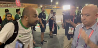 Der israelische Journalist Moav Vardy wird während der Fussballweltmeisterschaft 2022 in Katar von einem Fussballfan bedrängt. Foto Screenshot Twitter / Moav Vardy