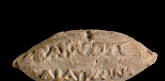 Die Namen der Götter Herakles und Hauron auf der Rückseite einer in Yavne gefundenen Schleuderkugel. Foto Dafna Gazit/Israelische Altertumsbehörde