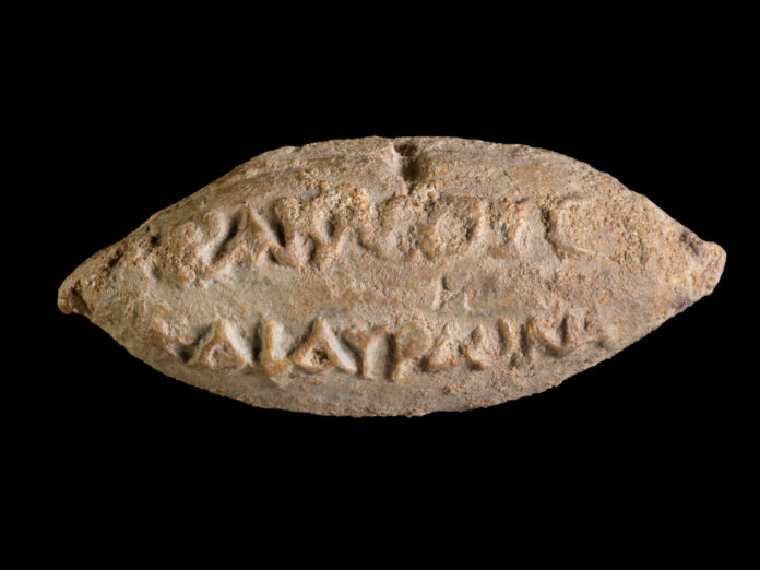 Die Namen der Götter Herakles und Hauron auf der Rückseite einer in Yavne gefundenen Schleuderkugel. Foto Dafna Gazit/Israelische Altertumsbehörde