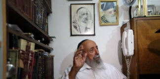 Rabbi Shimon Baadani in seinem Haus in der Stadt Bnei Brak, am 28. September 2017. Foto Yaakov Naumi/Flash90