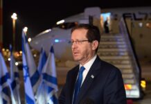 Der israelische Staatspräsident Isaac Herzog reist nach Brüssel, um vor dem EU-Parlament eine Rede anlässlich des Internationalen Holocaust-Gedenktags zu halten. 25. Januar 2023. Foto Haim Zach/GPO.