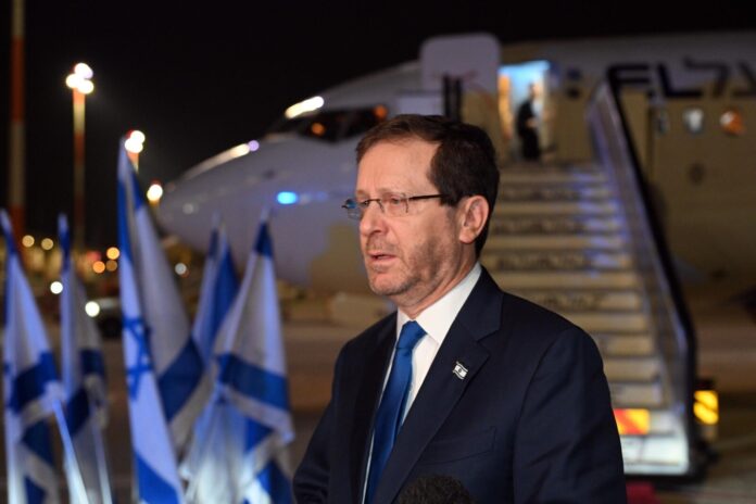 Der israelische Staatspräsident Isaac Herzog reist nach Brüssel, um vor dem EU-Parlament eine Rede anlässlich des Internationalen Holocaust-Gedenktags zu halten. 25. Januar 2023. Foto Haim Zach/GPO.