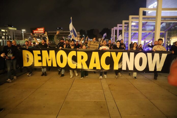 Proteste gegen die Regierung in Tel Aviv. Foto Elyashiv Rakovski/TPS Proteste gegen die Regierung in Tel Aviv. Foto Elyashiv Rakovski/TPS