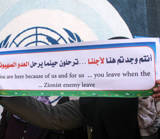 Palästinenser protestieren am 21. Dezember 2020 vor dem Büro des Hilfswerks der Vereinten Nationen für Palästinaflüchtlinge (UNRWA) in Gaza-Stadt. Foto IMAGO / ZUMA Wire