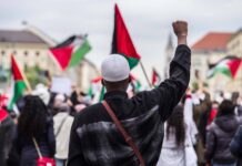 Ein Mann hebt die Black-Power-Faust in "Solidarität mit den Palästinensern". 11. Mai 2021, München. Foto IMAGO / ZUMA Wire