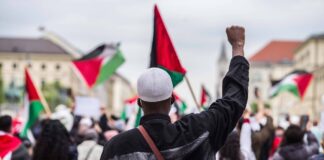 Ein Mann hebt die Black-Power-Faust in "Solidarität mit den Palästinensern". 11. Mai 2021, München. Foto IMAGO / ZUMA Wire