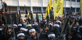 Palästinensische Bewaffnete der Balata-Brigade der Fatah am 9. Dezember 2022 in Nablus. Die Fatah ist heute die stärkste Fraktion innerhalb der Palästinensischen Befreiungsorganisation (PLO). Sie ist Vollmitglied in der Sozialistischen Internationalen und hat in der Sozialdemokratischen Partei Europas Beobachterstatus. Foto IMAGO / ZUMA Wire