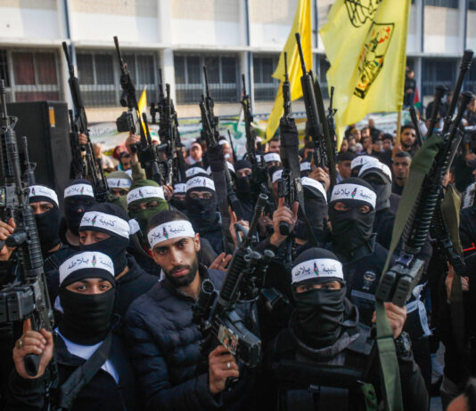 Palästinensische Bewaffnete der Balata-Brigade der Fatah am 9. Dezember 2022 in Nablus. Die Fatah ist heute die stärkste Fraktion innerhalb der Palästinensischen Befreiungsorganisation (PLO). Sie ist Vollmitglied in der Sozialistischen Internationalen und hat in der Sozialdemokratischen Partei Europas Beobachterstatus. Foto IMAGO / ZUMA Wire