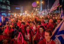 21. Januar 2023, Tel Aviv: Demonstranten marschieren mit brennenden Fackeln. Foto IMAGO / ZUMA Wire