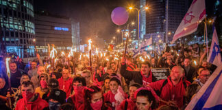 21. Januar 2023, Tel Aviv: Demonstranten marschieren mit brennenden Fackeln. Foto IMAGO / ZUMA Wire