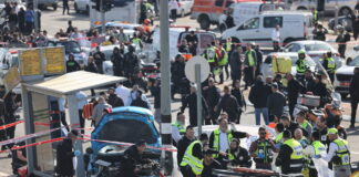 Sanitäter und Polizeikräfte am Schauplatz eines Attentats, das mit einem Auto in der Nähe der Ramot-Kreuzung in Jerusalem am 10. Februar 2023 verübt wurde, am 10. Februar 2023. Foto Yonatan Sindel/Flash90