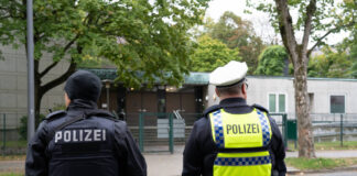 Polizei vor der Hamburger Synagoge in der Strasse Hohe Weide. Foto IMAGO / Chris Emil Janßen