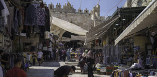 Symbolbild. Jerusalem am 27.06.2022: Strassen Bild von der Innenseite des Damaskus Tores mit Geschäfte an beiden Seiten. Foto IMAGO / Achille Abboud