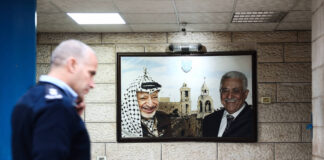 Abbildung mit Jassir Arafat und Mahmoud Abbas auf einer Polizeiwache in Bethlehem. Foto IMAGO / NurPhoto