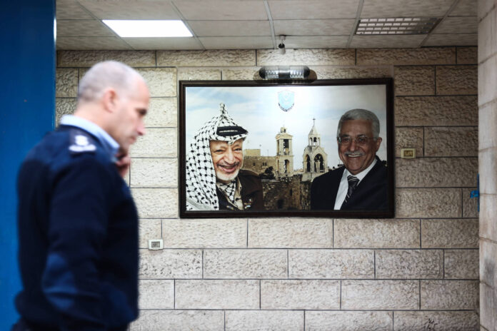 Abbildung mit Jassir Arafat und Mahmoud Abbas auf einer Polizeiwache in Bethlehem. Foto IMAGO / NurPhoto