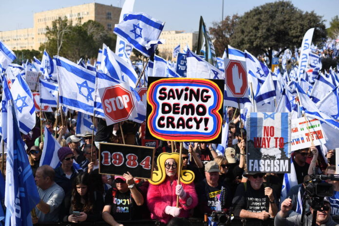 Demonstranten protestieren am 20. Februar 2023 vor dem israelischen Parlament, der Knesset, in Jerusalem gegen die Gesetzesentwürfe der israelischen Regierung zur Überarbeitung der Justiz. Foto IMAGO / NurPhoto