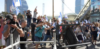 Ausschreitungen bei Protesten gegen die Justizreform in Tel Aviv. Foto Screenshot ערוץ 7 / Youtube