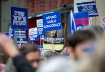 Protestaktion vor der israelischen Botschaft in London. Foto IMAGO / ZUMA Wire
