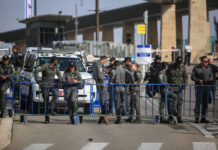 Die israelische Polizei sperrt die Straße gegen Demonstranten, die sich in der Nähe der Knesset (Parlament) in Jerusalem versammeln, um gegen den Gesetzentwurf der Regierung zur Justizreform zu protestieren. Jerusalem, 20. Februar 2023. Foto IMAGO / ZUMA Wire