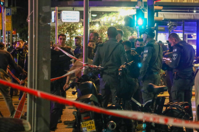 Die Polizei im Einsatz am Tatort des Anschlags in der Dizengoff-Strasse in Tel Aviv, am 9. März 2023. Foto IMAGO / Xinhua