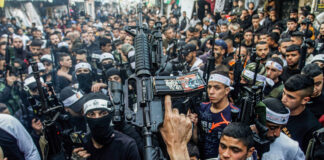 Palästinensische Terroristen nehmen am 17. März 2023 an einer Parade in Nablus, Samaria, teil. Foto IMAGO / ZUMA Wire