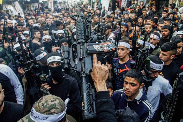Palästinensische Terroristen nehmen am 17. März 2023 an einer Parade in Nablus, Samaria, teil. Foto IMAGO / ZUMA Wire
