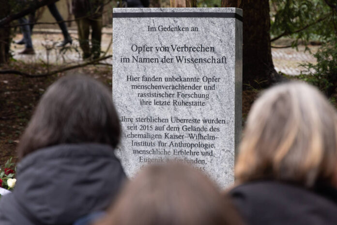 Beisetzung von Opfern von Verbrechen im Namen der Wissenschaft. Waldfriedhof Berlin-Dahlem, 23. März 2023. Foto IMAGO / Christian Ender