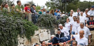 Familie und Freunde tragen die Schwestern Maia und Rina Dee, die am 7. April bei einem Terroranschlag im Jordantal getötet wurden, während ihrer Beerdigung auf dem Regionalfriedhof Gush Etzion in Kfar Etzion am 9. April 2023. Foto Noam Revkin Fenton/Flash90.
