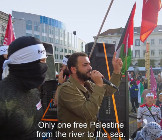 Mohammed Khatib, Europa-Koordinator von Samidoun, spricht im Namen der Masar Badil (Palästinensische Bewegung für den alternativen revolutionären Weg) beim "Marsch für Rückkehr und Befreiung" in Brüssel, Belgien, am 29. Oktober 2022. Foto Screenshot Youtube