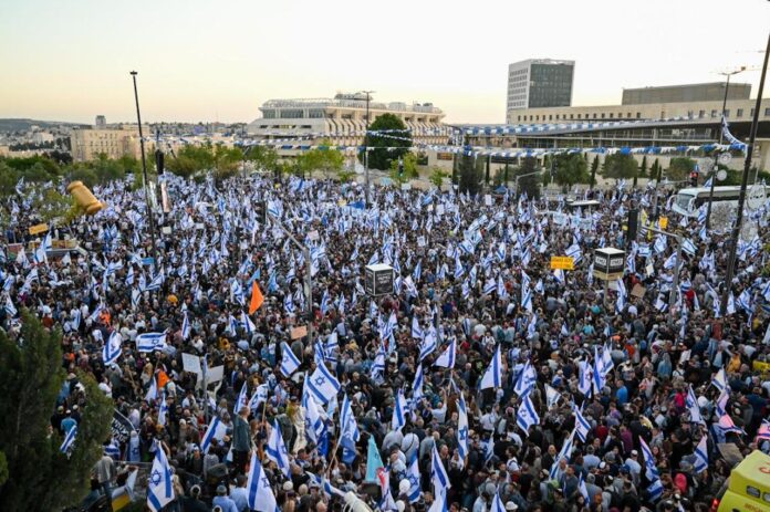 150.000-200.000 Unterstützer der von der Regierung vorgeschlagenen Justizreformen versammelten sich vor den Regierungsgebäuden in Jerusalem. Foto Yoav Dudkevitch/TPS
