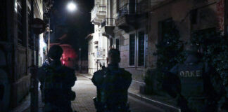 Symbolbild. Polizei sichert einen Strassenzug im Athener Stadtteil Psyrri. Foto IMAGO / ANE Edition