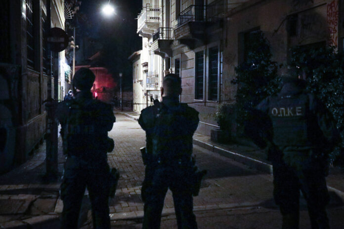 Symbolbild. Polizei sichert einen Strassenzug im Athener Stadtteil Psyrri. Foto IMAGO / ANE Edition