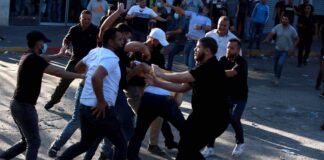 Palästinensische Demonstranten geraten am 26. Juni 2021 in der Stadt Ramallah im besetzten Westjordanland mit palästinensischen Sicherheitskräften aneinander, nachdem sie gegen den Tod des Menschenrechtsaktivisten Nizar Banat demonstriert hatten, der von den Sicherheitskräften der Palästinensischen Autonomiebehörde (PA) festgenommen worden war. Foto IMAGO / ZUMA Wire