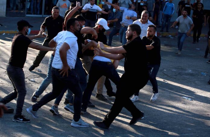 Palästinensische Demonstranten geraten am 26. Juni 2021 in der Stadt Ramallah im besetzten Westjordanland mit palästinensischen Sicherheitskräften aneinander, nachdem sie gegen den Tod des Menschenrechtsaktivisten Nizar Banat demonstriert hatten, der von den Sicherheitskräften der Palästinensischen Autonomiebehörde (PA) festgenommen worden war. Foto IMAGO / ZUMA Wire