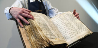 Die älteste und vollständigste jemals entdeckte hebräische Bibel, der Codex Sassoon, bei Sotheby's in New York. Foto IMAGO / Sipa USA