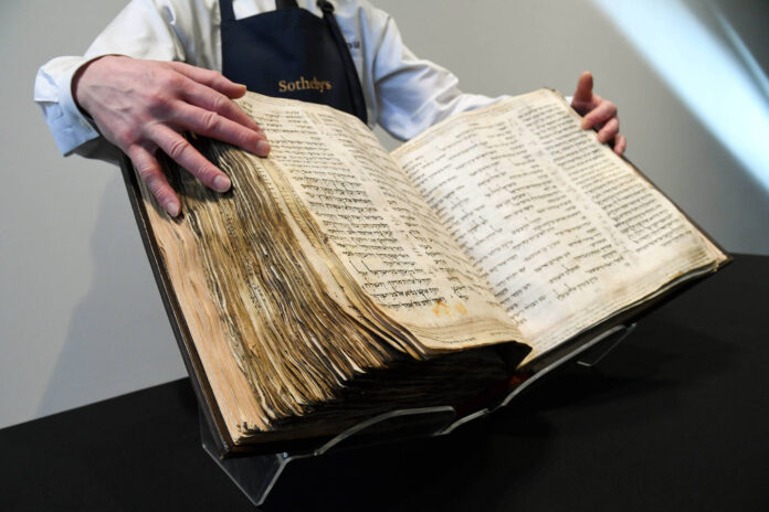 Die älteste und vollständigste jemals entdeckte hebräische Bibel, der Codex Sassoon, bei Sotheby's in New York. Foto IMAGO / Sipa USA