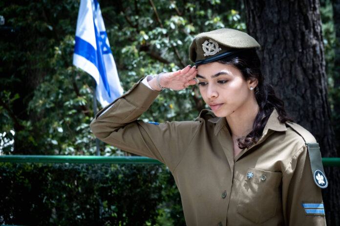 IDF-Soldatin auf dem Soldatenfriedhof am Berg Herzl vor dem Gedenktag Jom Hazikaron. Foto IMAGO / ZUMA Wire