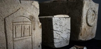 Ossuarien, gefunden in einer Grabhöhle nördlich von Nazareth. Foto IAA
