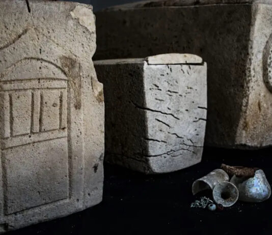 Ossuarien, gefunden in einer Grabhöhle nördlich von Nazareth. Foto IAA
