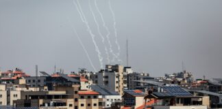 Terroristen aus dem Gazastreifen feuern Raketen auf Israel, 10. Mai 2023. Foto Majdi Fathi/TPS.