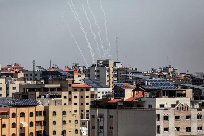 Terroristen aus dem Gazastreifen feuern Raketen auf Israel, 10. Mai 2023. Foto Majdi Fathi/TPS.