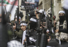 Mitglieder der Terrororganisationen Al-Aqsa-Märtyrer-Brigaden, "Höhle der Löwen" und der Balata-Brigade nehmen an einer Parade im "Flüchtlingslager" Balata, östlich von Nablus, teil. 5. Mai 2023 Foto IMAGO / ZUMA Wire