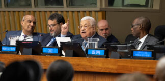 Der palästinensische Präsident Mahmoud Abbas (3. v. l.) spricht auf Sondersitzung zum Gedenken an den 75. Jahrestag der "Nakba" im UN-Hauptquartier in New York am 15. Mai 2023. Foto IMAGO / Xinhua