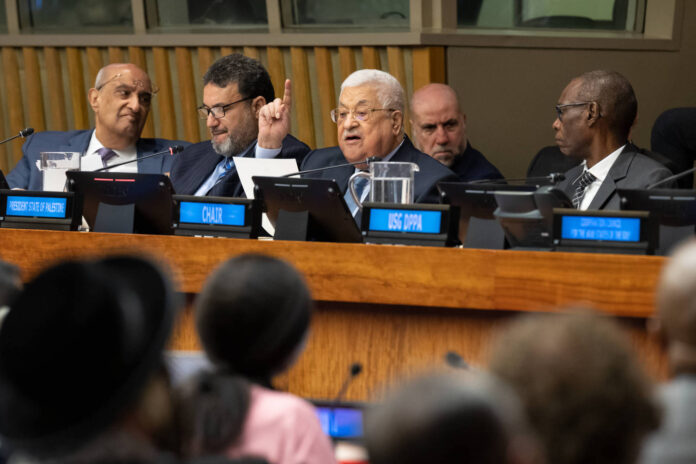 Der palästinensische Präsident Mahmoud Abbas (3. v. l.) spricht auf Sondersitzung zum Gedenken an den 75. Jahrestag der 