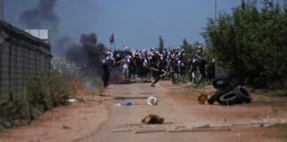 Drusen greifen die Polizei bei einem Protest gegen den Bau eines neuen Windparks in der Nähe des drusischen Dorfes Majdal Shams auf den Golanhöhen an, 21. Juni 2023. Foto Israelische Polizei