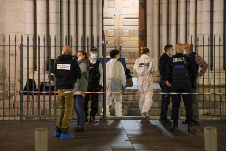 Am 29. Oktober 2020, kurz nach der Ermordung von Samuel Paty, fordert ein weiterer Terroranschlag eines radikalen Islamisten 3 Tote in der Kirche Notre Dame in Nizza. Foto IMAGO / Hans Lucas.