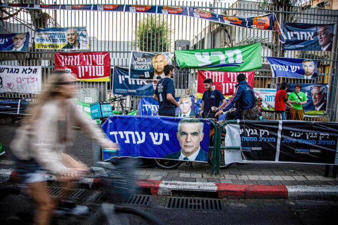 Wahlplakate verschiedener israelischer politischer Parteien vor einem Wahllokal in Tel Aviv. 1. November 2022. Foto IMAGO / ZUMA Wire